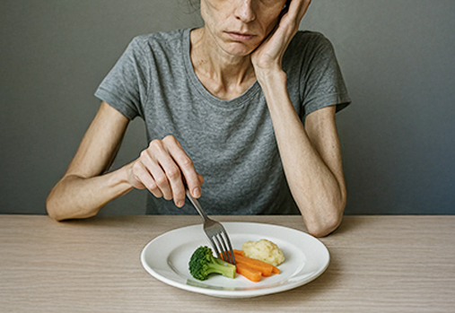 식사하는 마른 체형의 사람 이미지