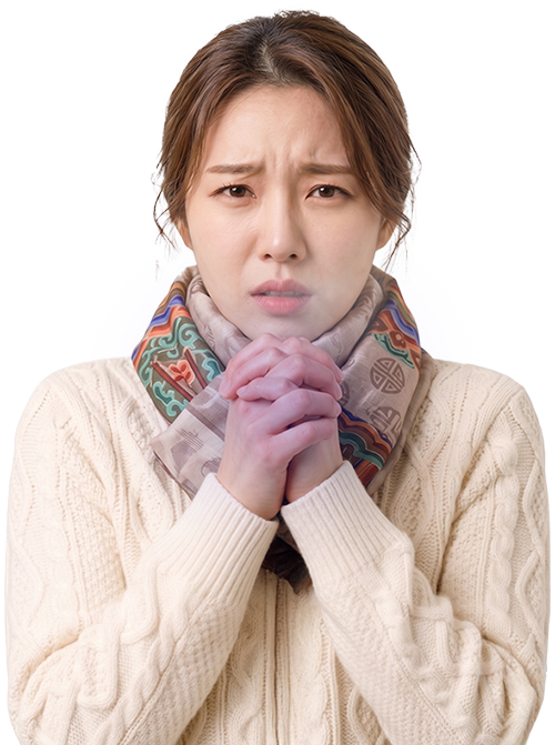 수족냉증 손 시려워하는 사람 이미지