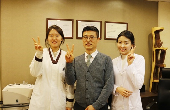 변기원 원장님과 원광대학교 한의대 실습생 기념사진 입니다.